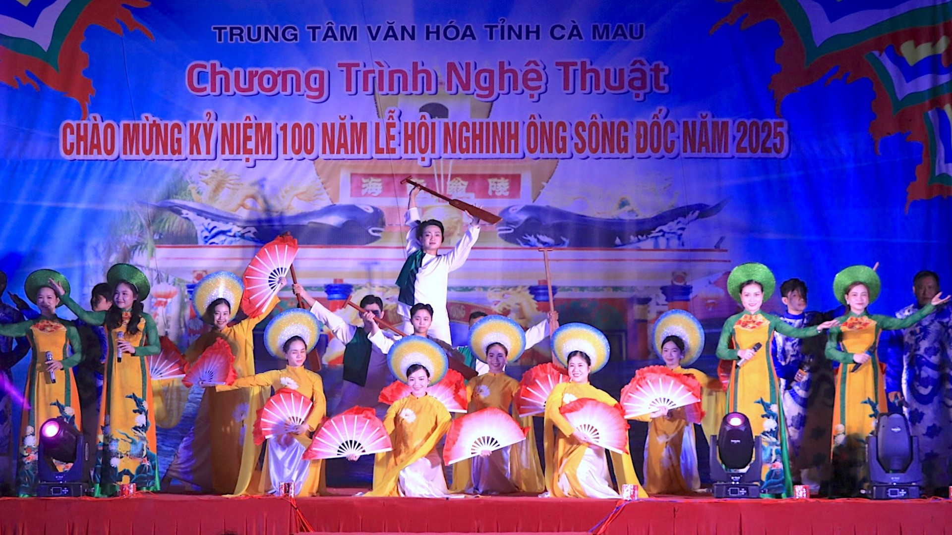 Tiết mục nghệ thuật mừng khai mạc Lễ Nghinh Ông Sông Đốc vào tối 13/3.