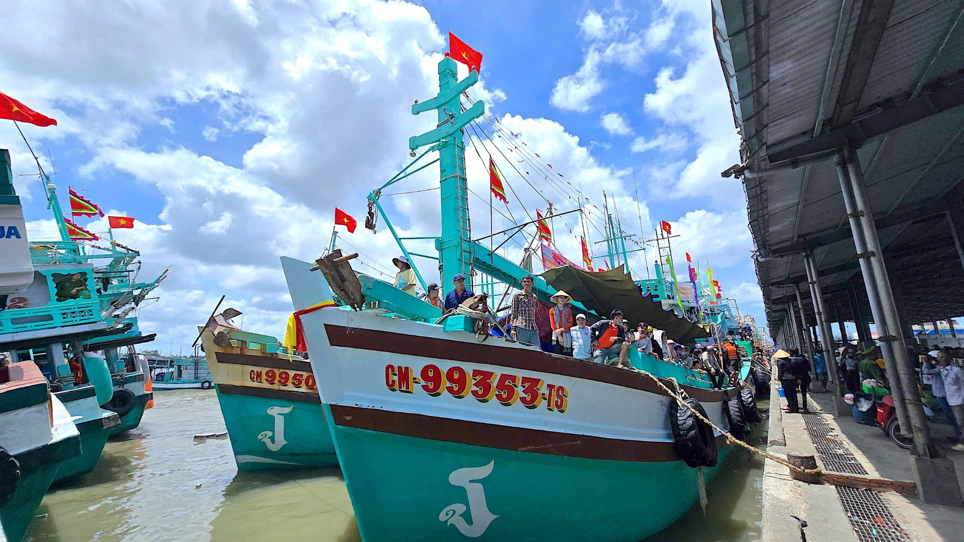 Đoàn tàu tại cảng cá Sông Đốc chuẩn bị ra biển thực hiện nghi thức Nghinh Ông.