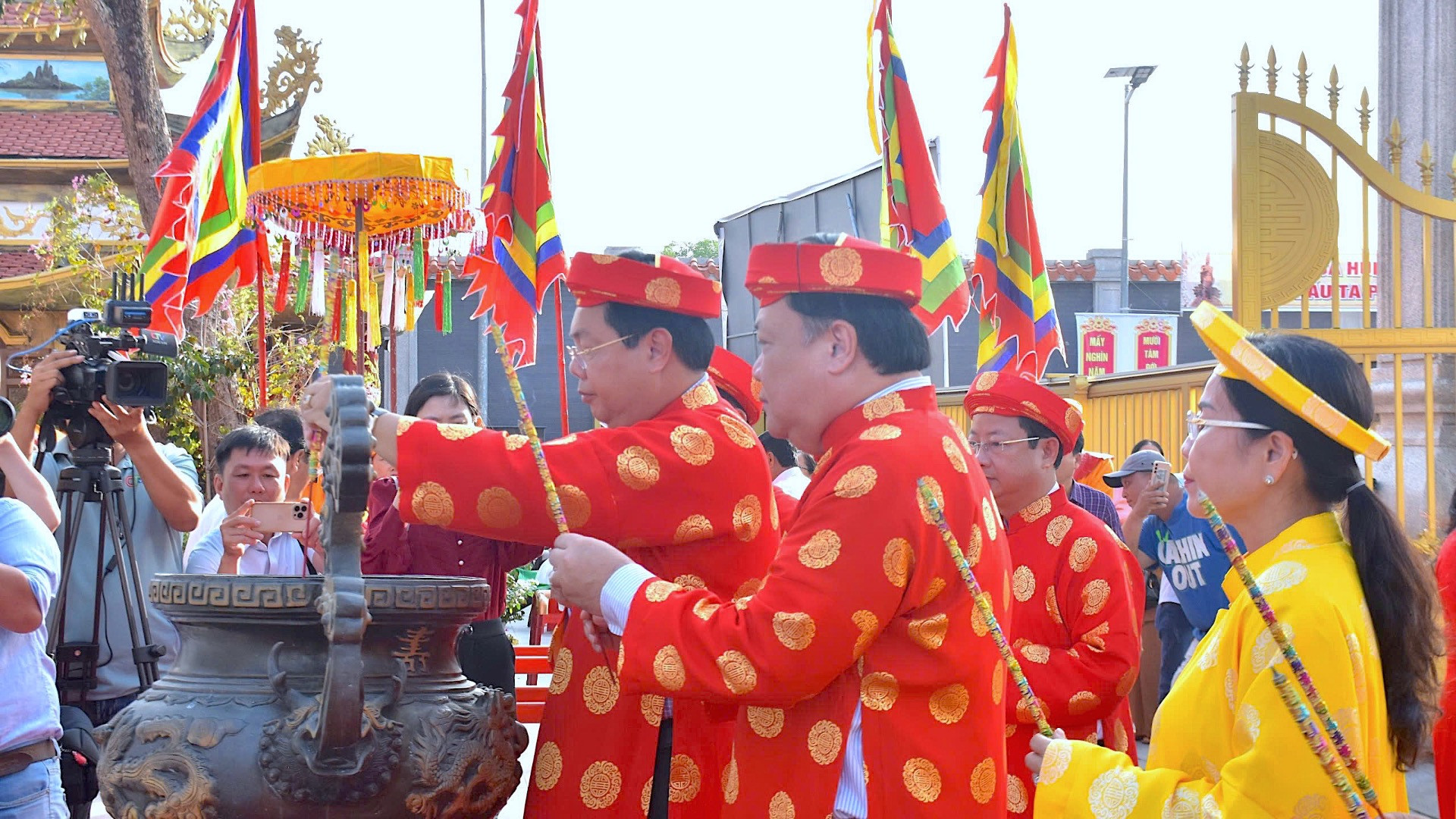 Trong không khí trang nghiêm, các đồng chí lãnh đạo tỉnh Cà Mau, cùng cán bộ, nhân dân địa phương và dòng người hành hương thực hiện các nghi thức truyền thống với lòng thành kính hướng về Vua Hùng, dâng hương, dâng hoa, dâng các vật phẩm tưởng nhớ công ơn các bậc tiền nhân đã có công dựng nước.