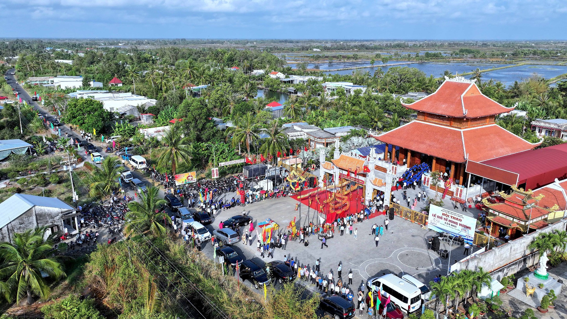 Đông đảo dòng người hành hương về dự Giỗ Tổ Vua Hùng tại Cà Mau vào sáng 7/4