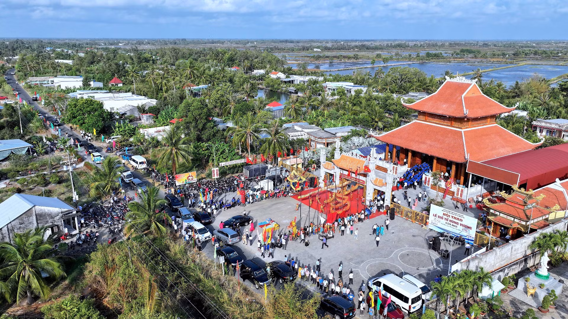 Đông đảo dòng người hành hương về dự Giỗ Tổ Vua Hùng tại Cà Mau vào sáng 7/4