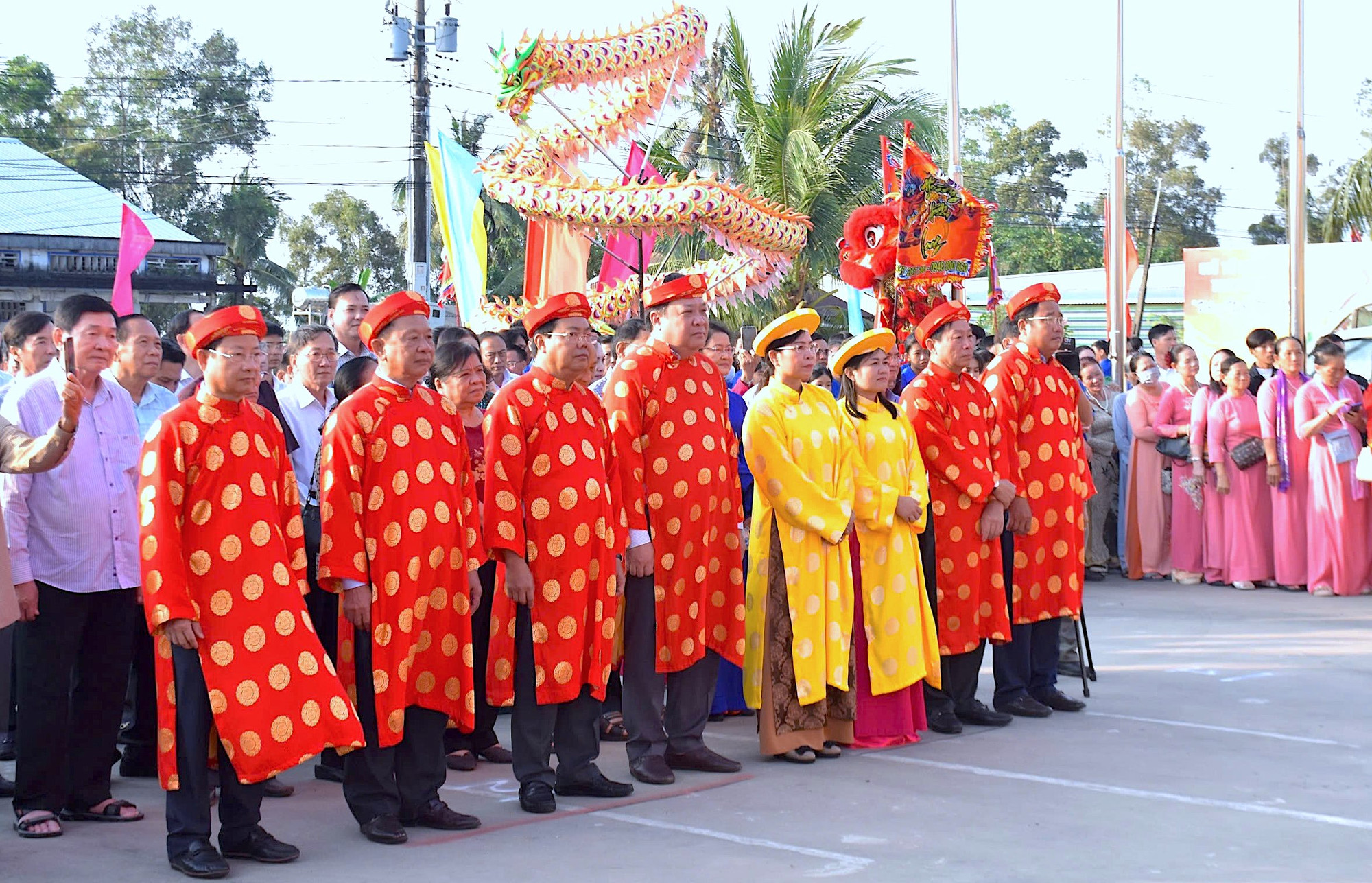 Lãnh đạo tỉnh Cà Mau và tỉnh Kiên Giang (hàng đầu tiên) dự Giỗ Tổ Vua Hùng sáng 7/4.