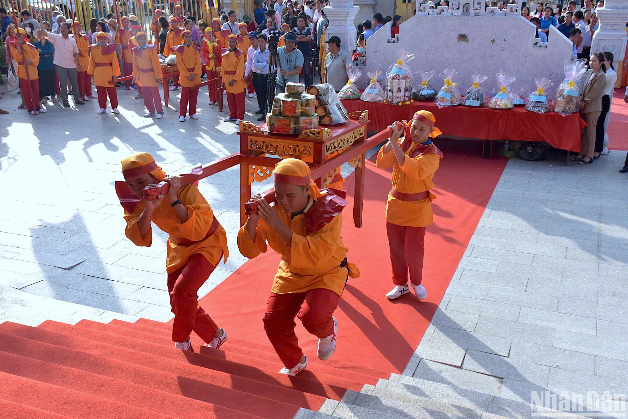 Vào ngày Giỗ Tổ hằng năm tại Cà Mau, dòng người đông đúc về hành hương, cúng viếng. Các địa phương trong tỉnh Cà Mau còn chọn những vật phẩm đặc trưng, ngon nhất của địa phương mình dâng lên Vua Hùng.