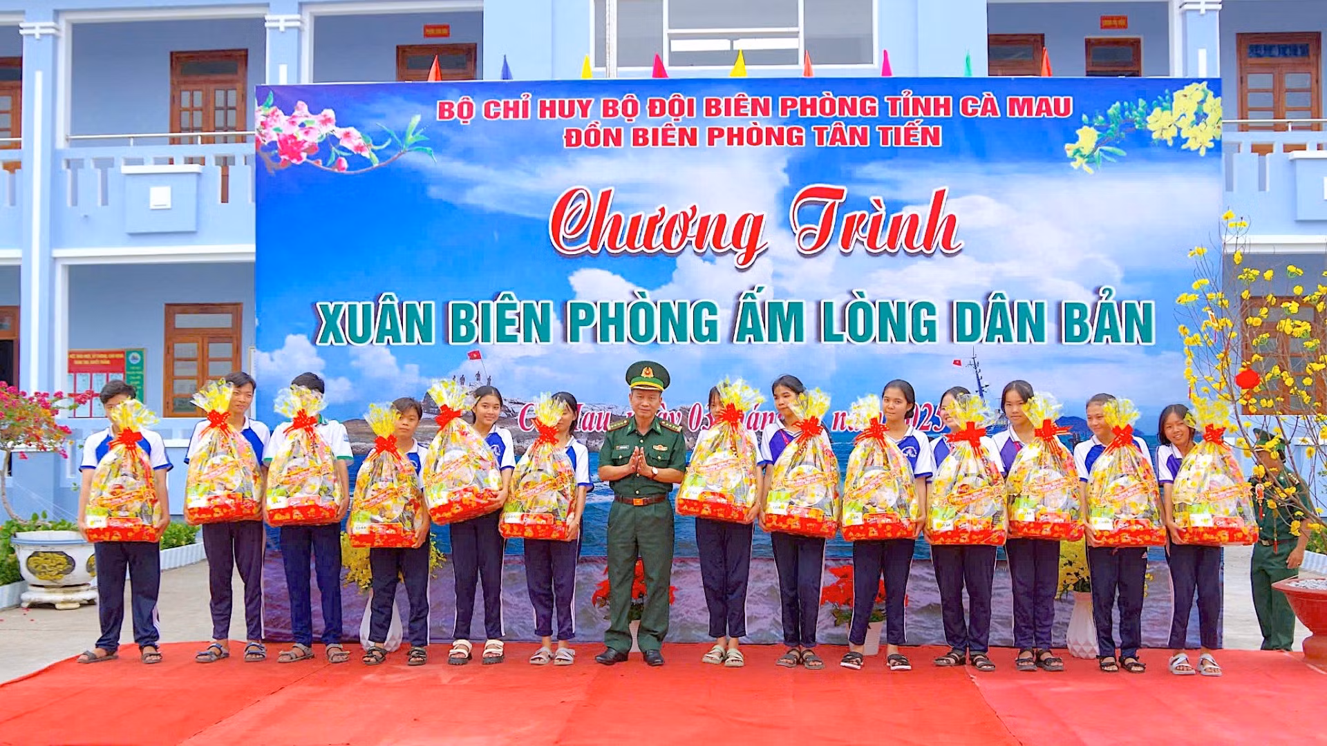 Trao tặng quà và học bổng cho các em học sinh nghèo vượt khó trên địa bàn xã Tân Tiến.