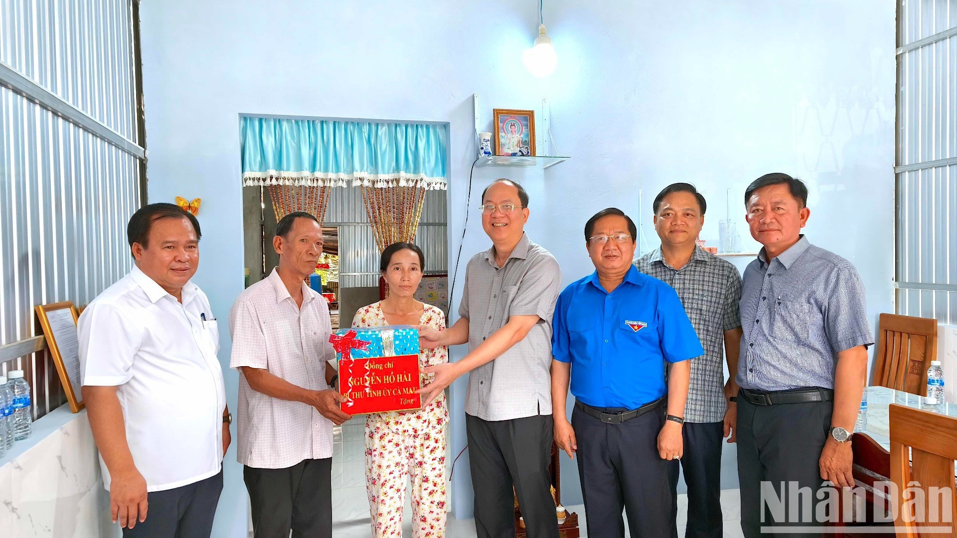 Bí thư Tỉnh ủy Cà Mau Nguyễn Hồ Hải (giữa) trao hỗ trợ thêm cho hộ dân có nhà tạm sắp hoàn thành ở ấp Ba Dinh (xã Định Bình).