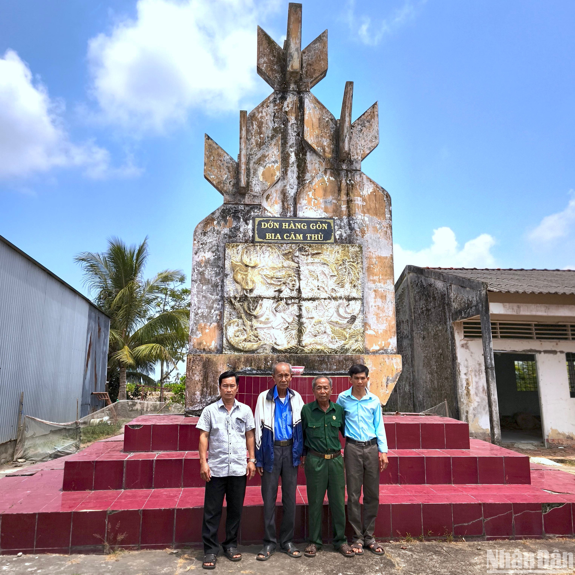 Cựu chiến binh Năm Chiến và Ba Bé (giữa) chụp hình lưu niệm tại Cụm “Bia Căm thù” với Ban nhân dân ấp 3, xã Khánh Lâm.