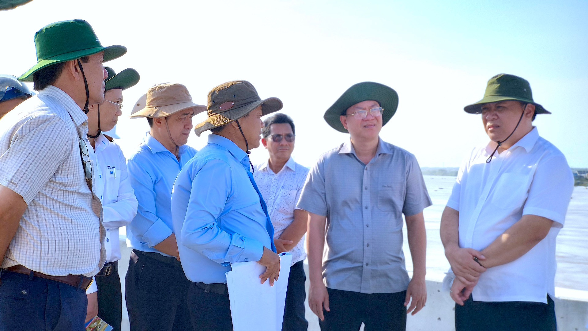 Bí thư Tỉnh ủy Cà Mau Nguyễn Hồ Hải (thứ hai từ phải qua) cùng Chủ tịch Ủy ban nhân dân tỉnh Cà Mau Phạm Thành Ngại (bìa phải) kiểm tra tiến độ xây dựng cầu Gành Hào vào chiều 17/3.