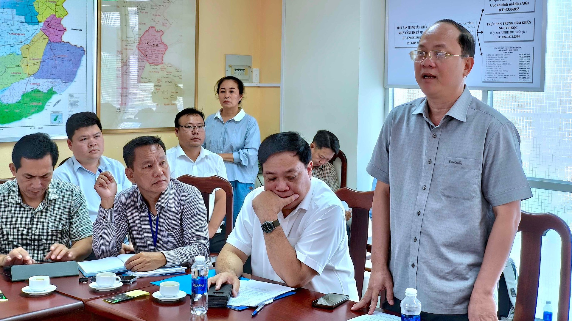 Bí thư Tỉnh ủy Cà Mau Nguyễn Hồ Hải chỉ đạo ngay sau khi kiểm tra thực tế tại sân bay Cà Mau.