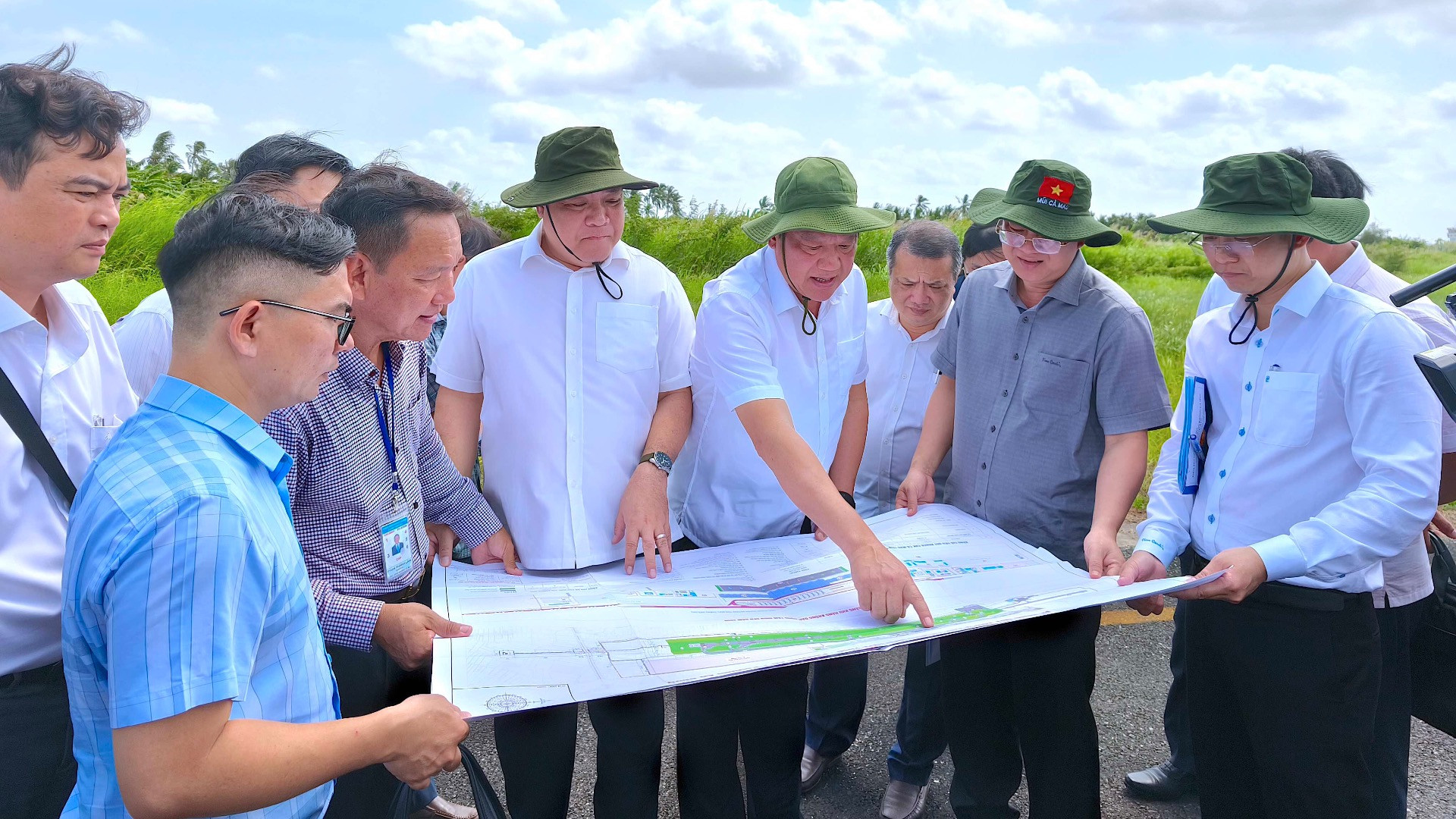 Bí thư Tỉnh ủy Cà Mau Nguyễn Hồ Hải (thứ hai từ phải qua), cùng Chủ tịch Ủy ban nhân dân tỉnh Phạm Thành Ngại (đeo đồng hồ) kiểm tra công tác giải phóng mặt bằng phục vụ nâng cấp, mở rộng sân bay Cà Mau.