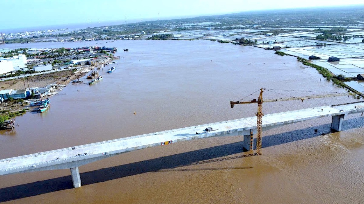 Cầu Gành Hào nằm trên trục tuyến đông-tây tỉnh Cà Mau, khi hoàn thành giúp nối liền từ bờ biển Đông với bờ biển Tây tỉnh Cà Mau.