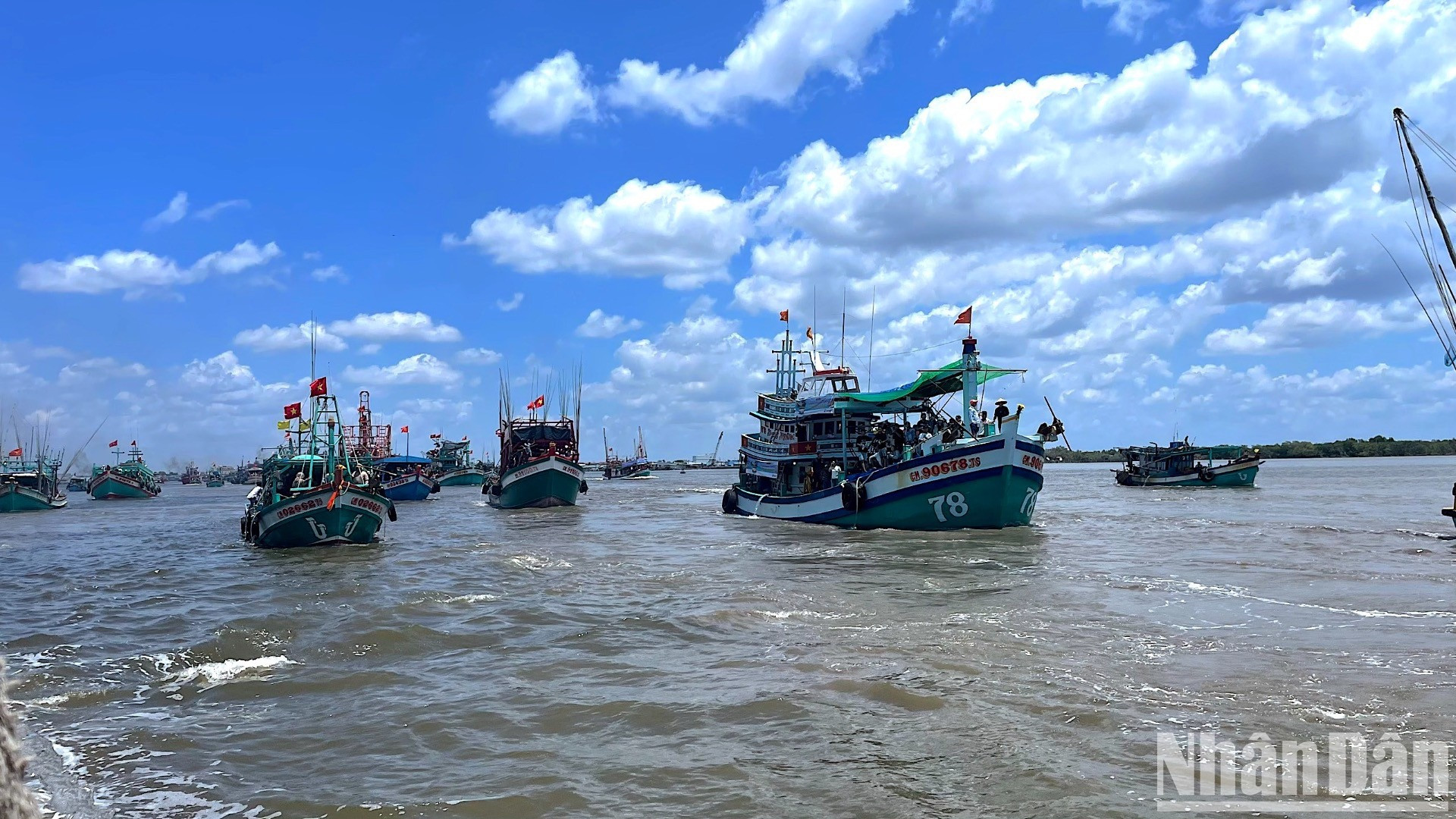 Đông đảo tàu cá tiến ra cửa biển Sông Đốc thực hiện nghi lễ Nghinh Ông (rước Cá Ông, Thỉnh Ông).