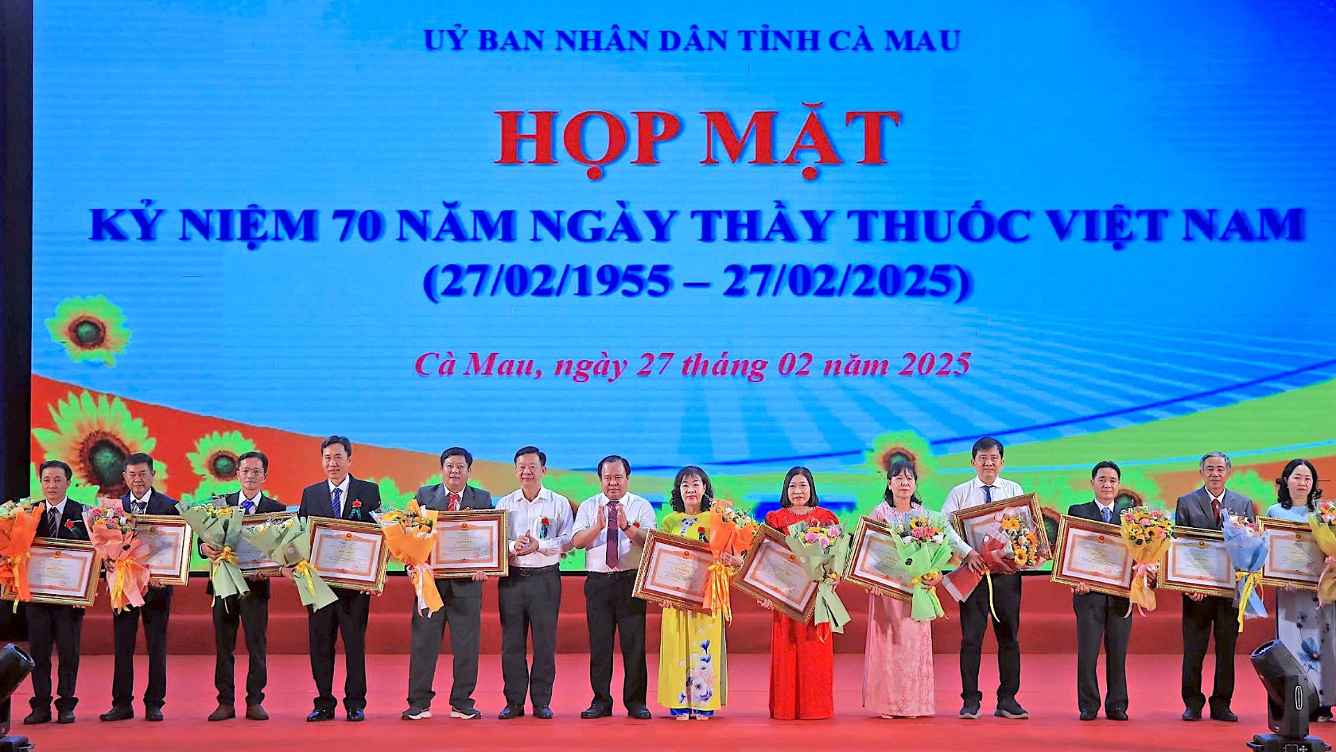 Đại diện lãnh đạo tỉnh Cà Mau trao tặng Bằng khen của Thủ tướng Chính phủ cho tập thể Phòng Điều dưỡng Bệnh viện Đa khoa Cà Mau và các cá nhân có thành tích xuất sắc. Đại diện lãnh đạo tỉnh Cà Mau trao tặng Bằng khen của Thủ tướng Chính phủ cho tập thể Phòng Điều dưỡng Bệnh viện Đa khoa Cà Mau và các cá nhân có thành tích xuất sắc.