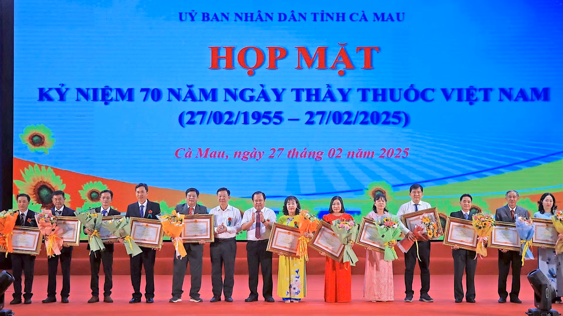 Đại diện lãnh đạo tỉnh Cà Mau trao tặng Bằng khen của Thủ tướng Chính phủ cho tập thể Phòng Điều dưỡng Bệnh viện Đa khoa Cà Mau và các cá nhân có thành tích xuất sắc.