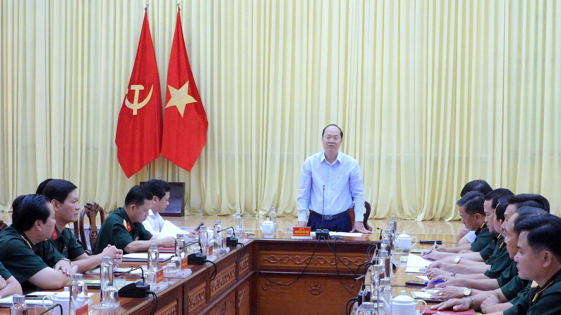 Bí thư Tỉnh ủy Cà Mau Nguyễn Hồ Hải (đứng) phát biểu chỉ đạo khi đến thăm, mừng Tết Bộ Chỉ huy Quân sự tỉnh Cà Mau.