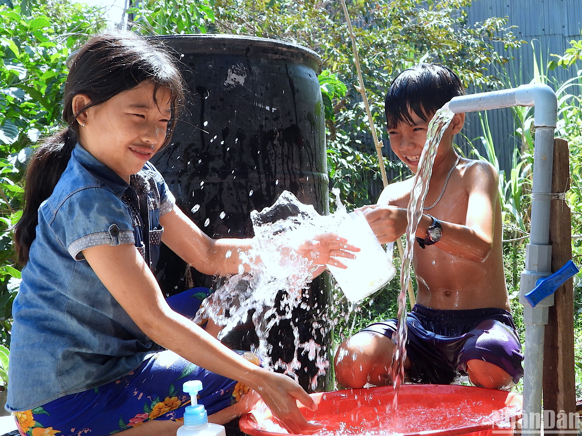 Vùng nông thôn xã Trần Hợi (huyện Trần Văn Thời, tỉnh Cà Mau) từng khan hiếm nước sinh hoạt được đầu tư mở rộng đường ống dẫn nước đến nhà giúp người dân có nước snh hoạt.