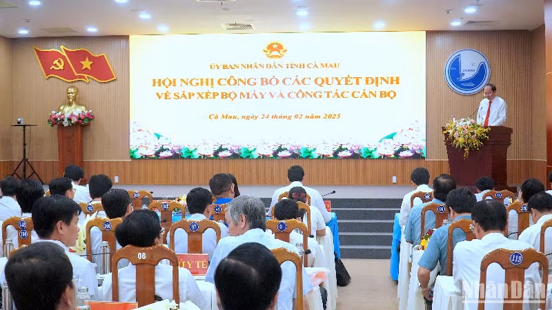 Hội nghị công bố các quyết định về sắp xếp bộ máy và công tác cán bộ tại Cà Mau.