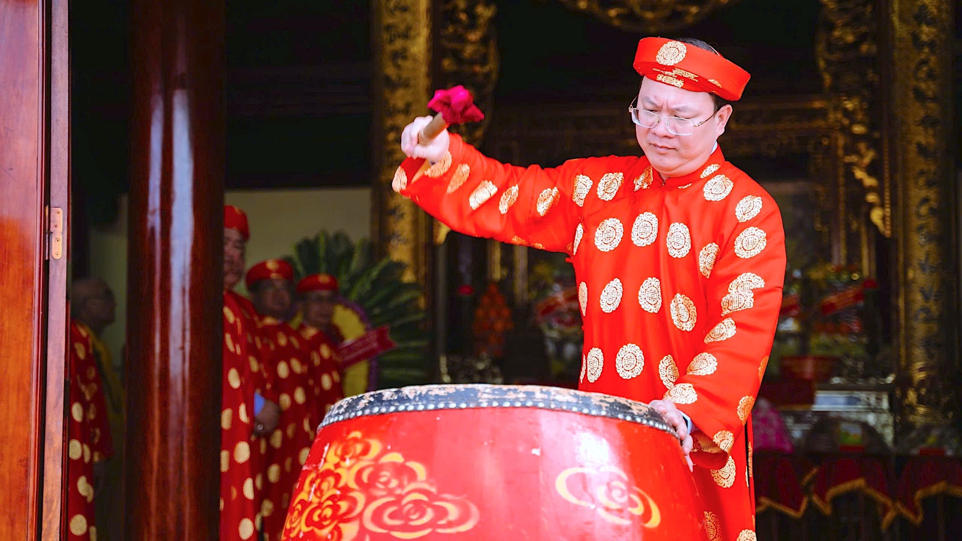 Bí thư Tỉnh ủy Cà Mau Nguyễn Hồ Hải đánh 3 hồi trống lệnh tại lễ viếng, tri ân Đức Quốc Tổ Lạc Long Quân.