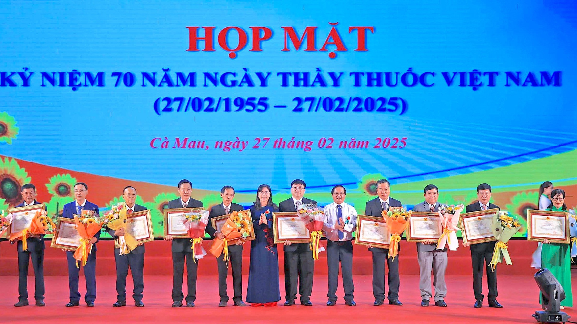 Đại diện lãnh đạo Hội đồng nhân dân và Ủy ban Mặt trận Tổ quốc Việt Nam tỉnh Cà Mau trao tặng danh hiệu Thầy thuốc ưu tú cho các cá nhân có thành tích xuất sắc. Đại diện lãnh đạo Hội đồng nhân dân và Ủy ban Mặt trận Tổ quốc Việt Nam tỉnh Cà Mau trao tặng danh hiệu Thầy thuốc ưu tú cho các cá nhân có thành tích xuất sắc.