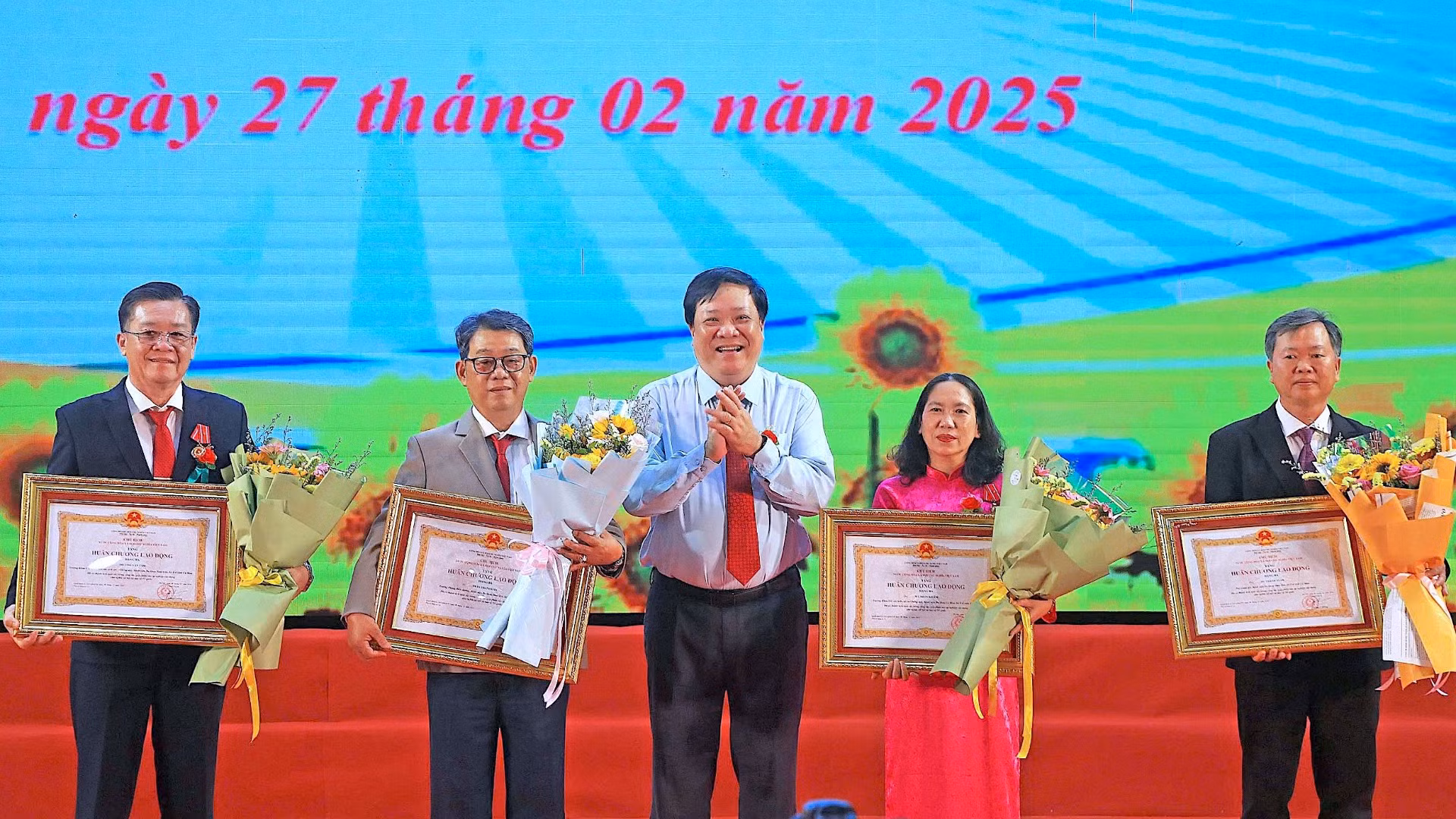 Chủ tịch Ủy ban nhân dân tỉnh Cà Mau Phạm Thành Ngại (giữa) thừa ủy quyền của Chủ tịch nước trao tặng Huân chương Lao động hạng Ba cho một số thầy thuốc có nhiều đóng góp cho tỉnh.