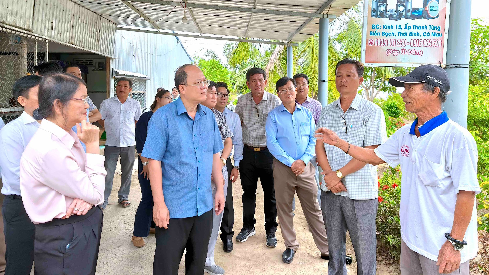 Bí thư Tỉnh ủy Cà Mau Nguyễn Hồ Hải (áo xanh dương, đeo kính) lắng nghe tâm tư của hộ dân khu vực khan hiếm nước sinh hoạt trên địa bàn xã Biển Bạch, huyện Thới Bình.