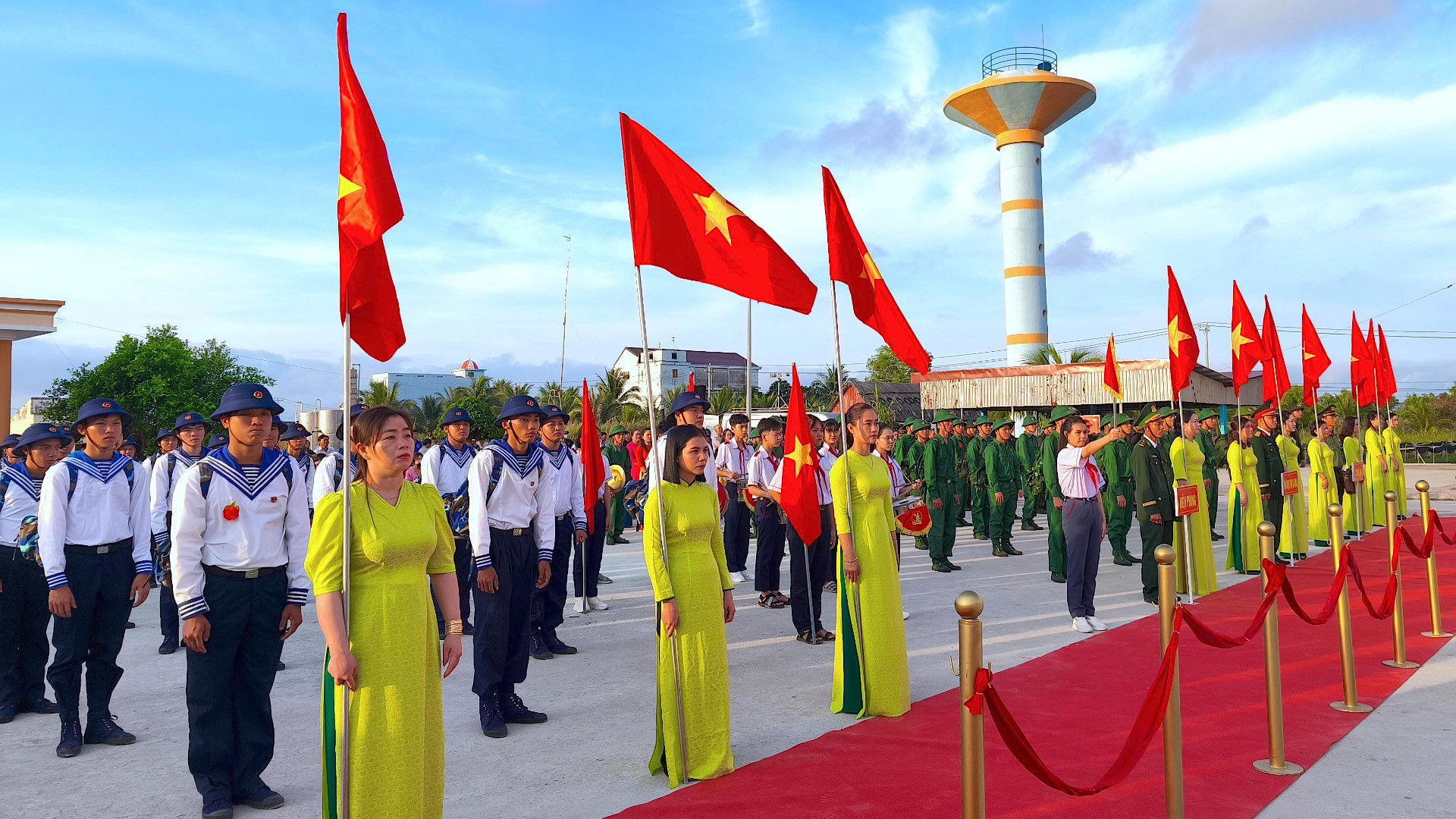 Tân binh miền biển Phú Tân (tỉnh Cà Mau) trước lúc lên đường nhập ngũ.