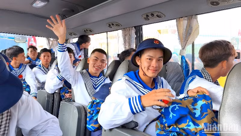 Các tân binh chào người thân trong niềm vui phấn khởi. 