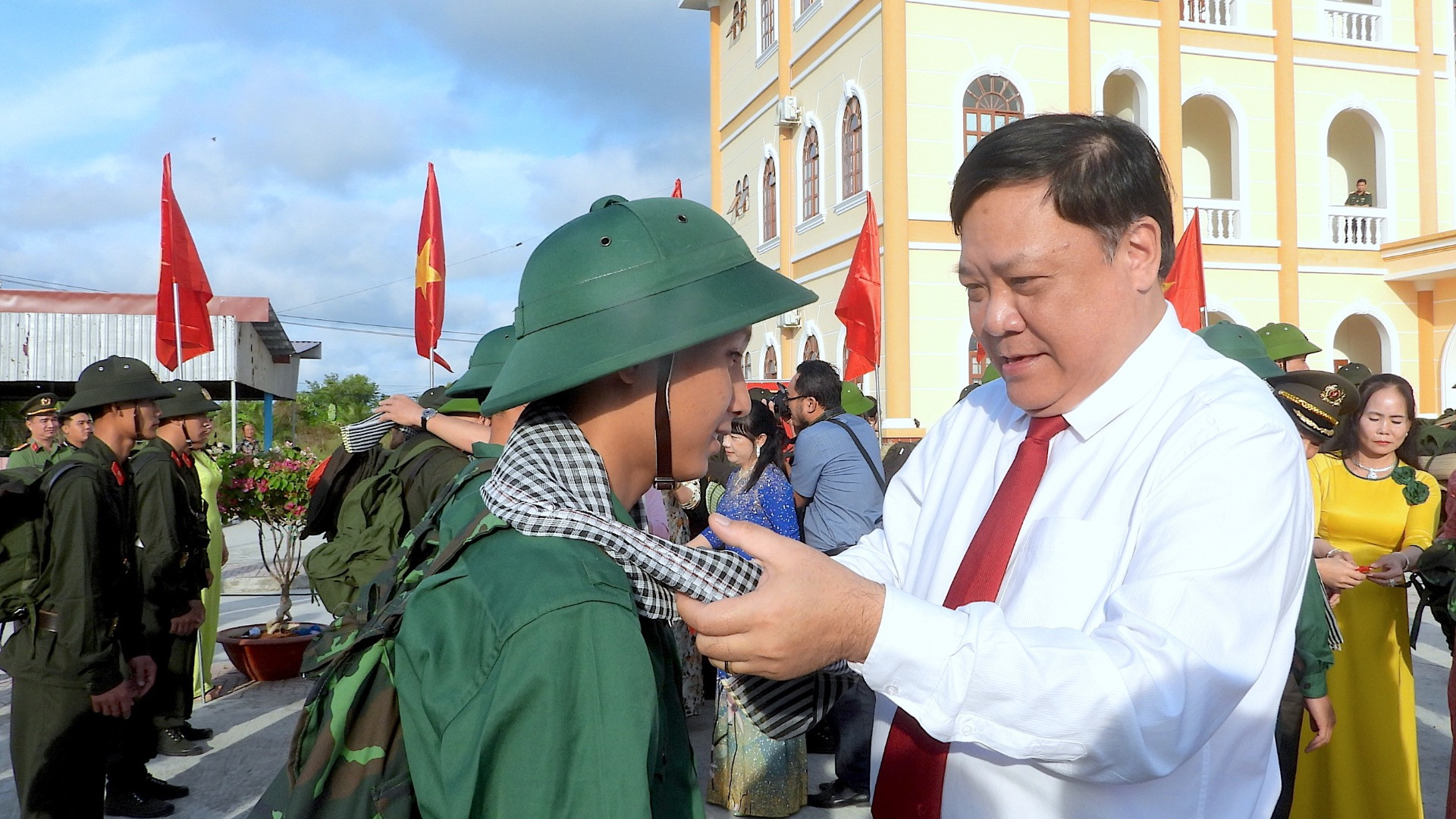 Chủ tịch Ủy ban nhân dân tỉnh Cà Mau Phạm Thành Ngại choàng khăn, tặng hoa chúc mừng tân binh lên đường nhập ngũ.