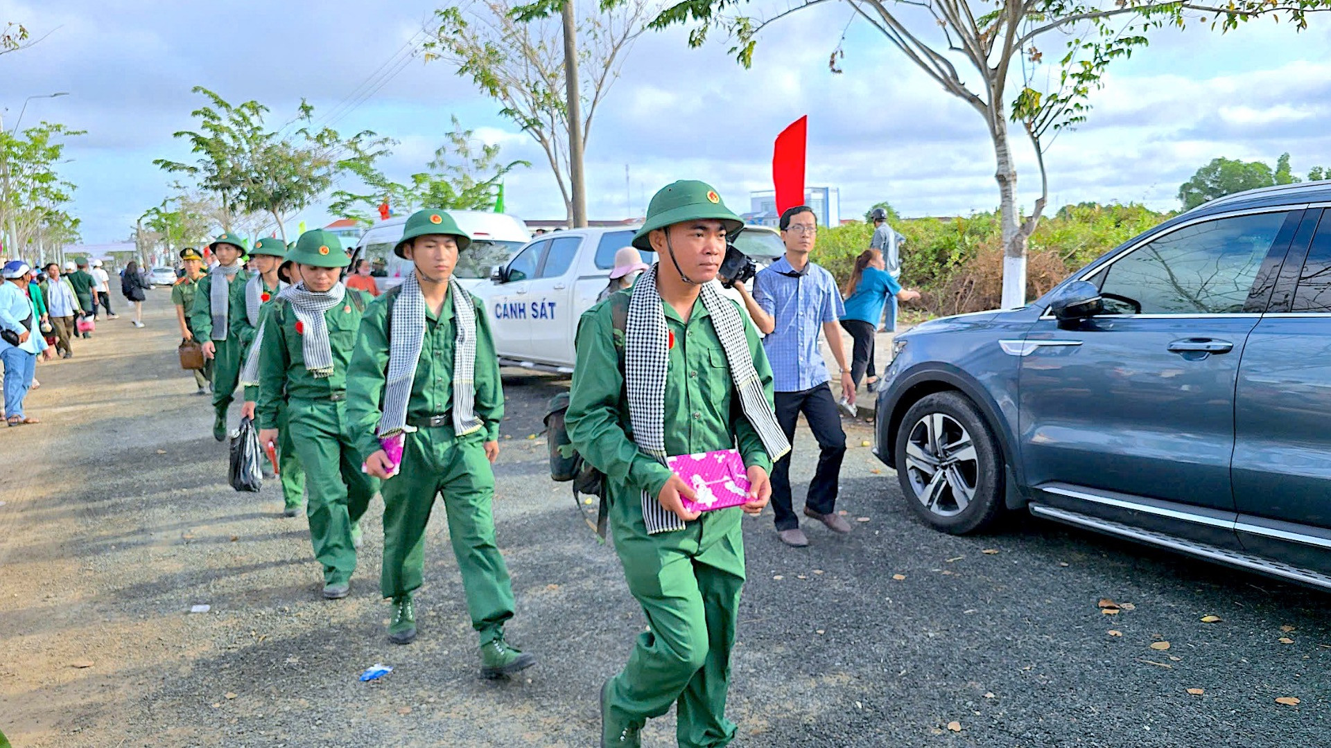 Các thanh niên lên đường nhập ngũ.