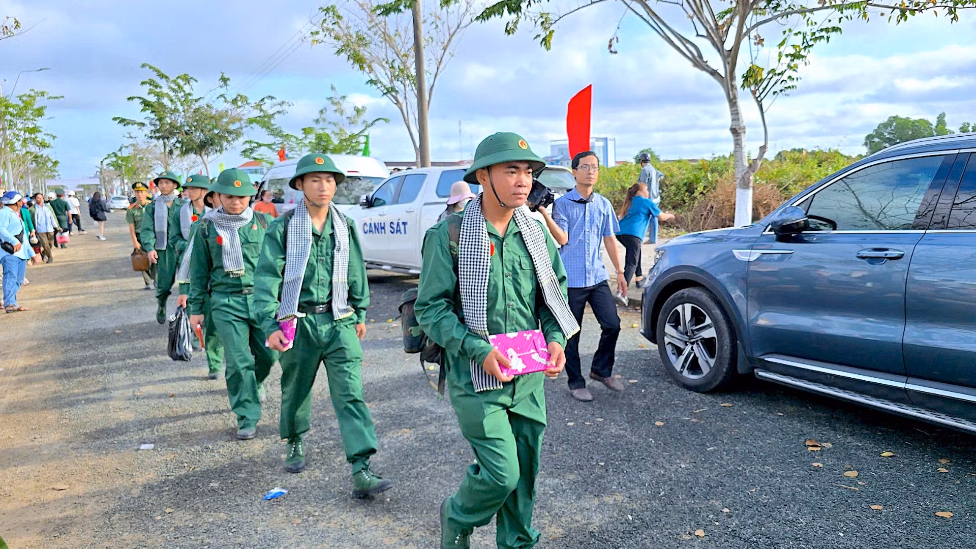 Các thanh niên lên đường nhập ngũ.