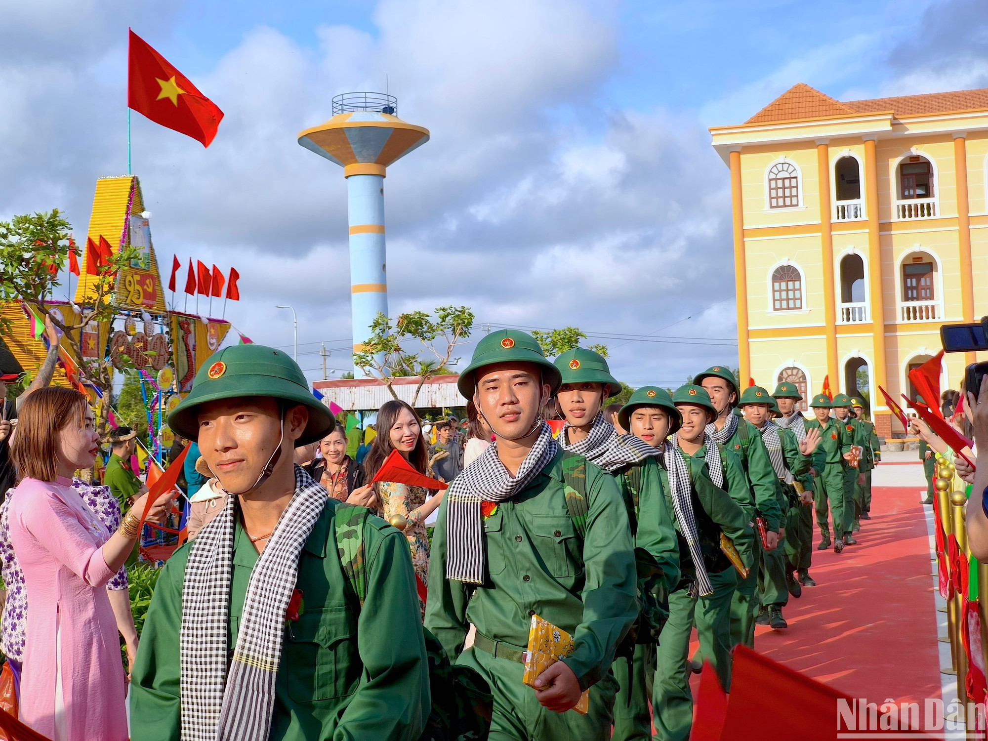 Các tân binh ở Cà Mau hăm hở lên đường làm nghĩa vụ bảo vệ Tổ quốc.