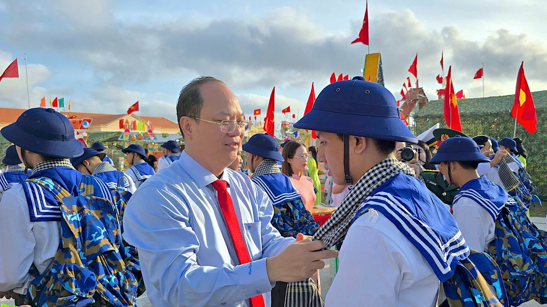 Bí thư Tỉnh ủy Cà Mau Nguyễn Hồ Hải choàng khăn, tặng hoa chúc mừng tân binh lên đường nhập ngũ.
