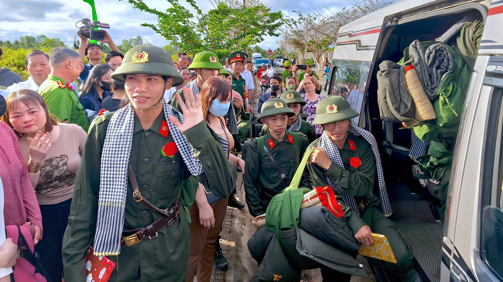 Người thân tiễn các thanh niên tại huyện Phú Tân (tỉnh Cà Mau) lên đường nhập ngũ.