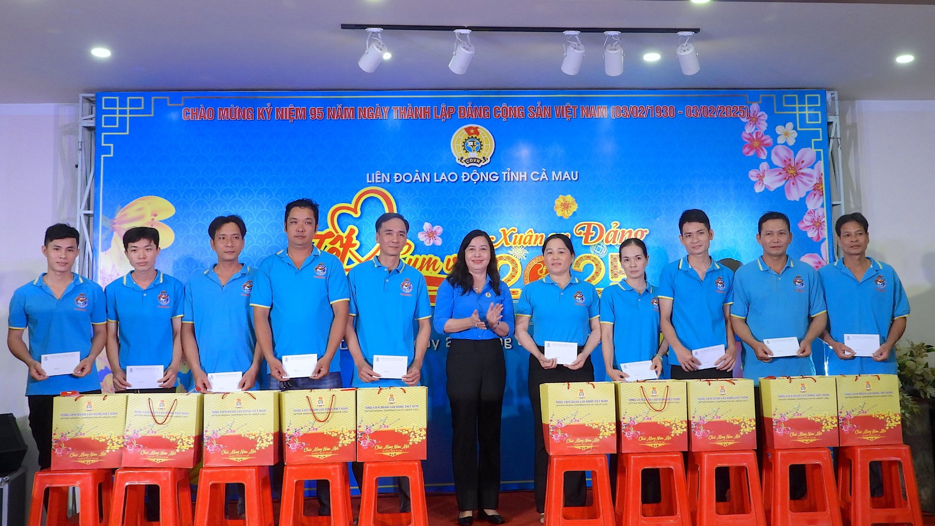 Chủ tịch Liên đoàn lao động tỉnh Cà Mau Huỳnh Út Mười trao tặng quà Tết cho công nhân và người lao động tại buổi họp mặt.