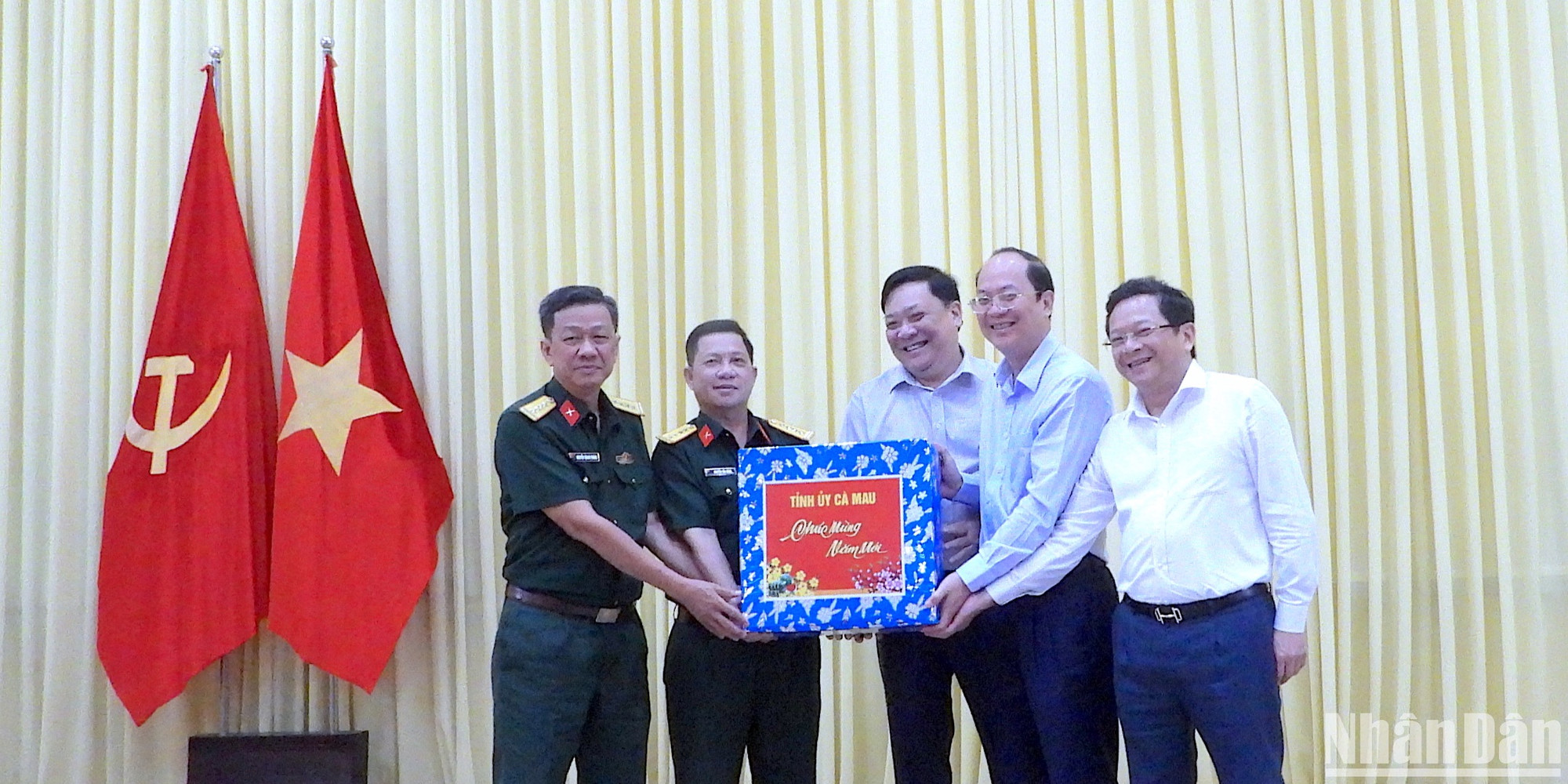 Lãnh đạo Tỉnh ủy Cà Mau tặng quà mừng Tết cán bộ, chiến sĩ Bộ Chỉ huy Quân sự tỉnh Cà Mau.