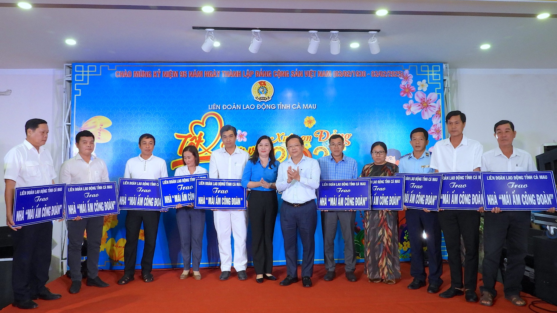 Đại diện lãnh đạo Tỉnh ủy và Liên đoàn lao động tỉnh Cà Mau trao “mái ấm công đoàn” hỗ trợ người lao động.