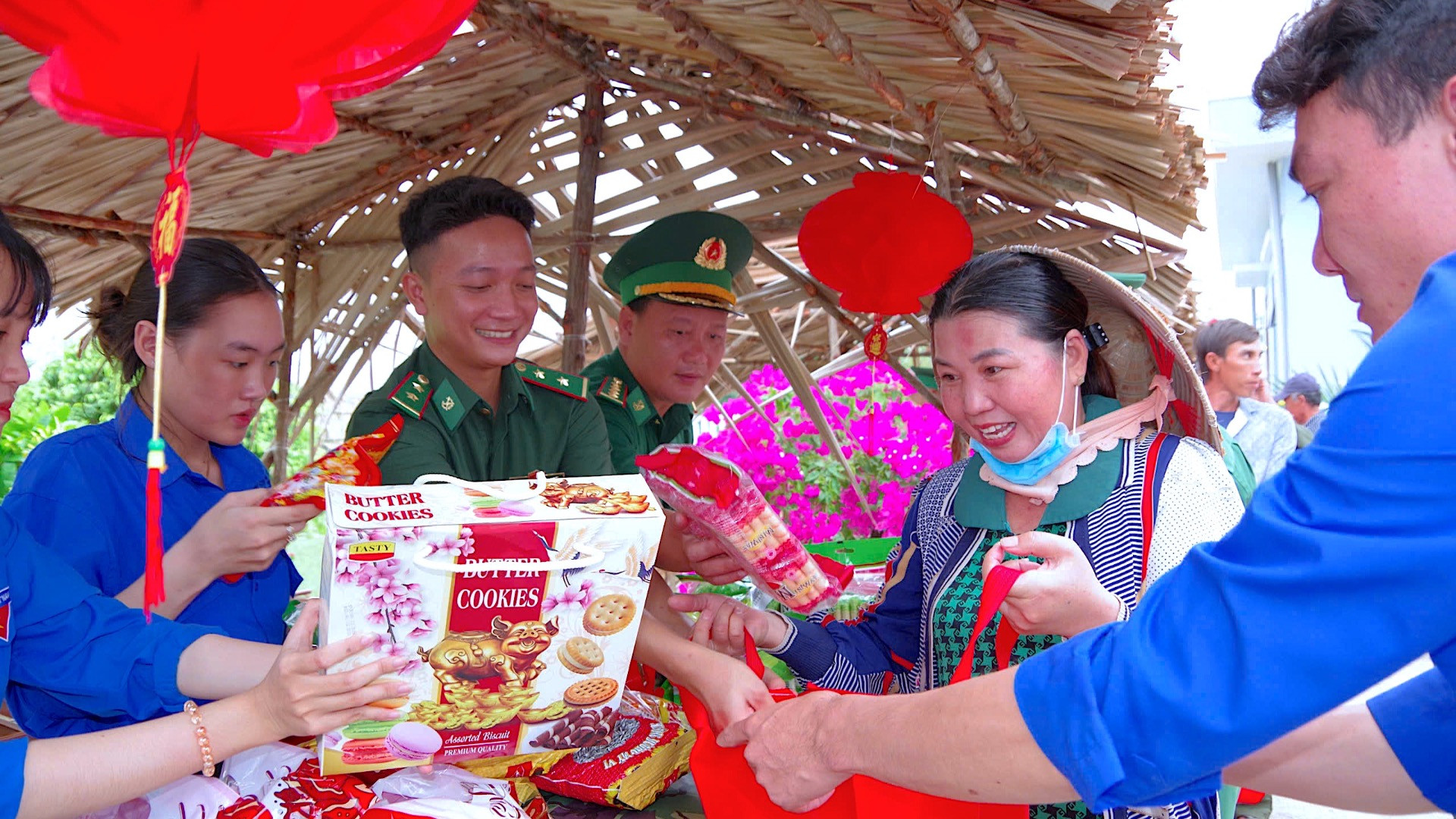 “Phiên chợ Tết 0 đồng” góp phần tặng nhu yếu phẩm cho người dân địa phương. “Phiên chợ Tết 0 đồng” góp phần tặng nhu yếu phẩm cho người dân địa phương.