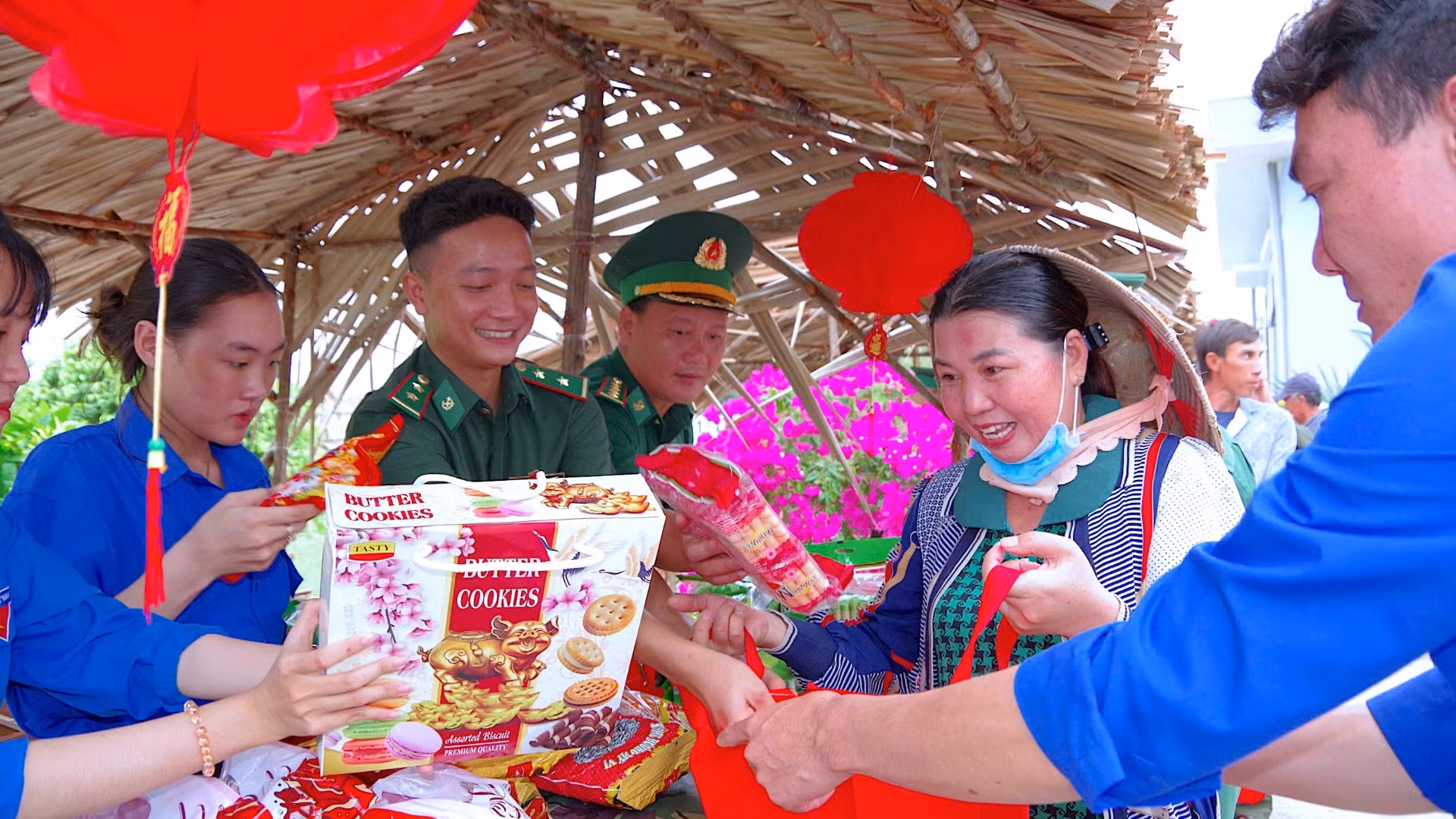 “Phiên chợ Tết 0 đồng” góp phần tặng nhu yếu phẩm cho người dân địa phương.