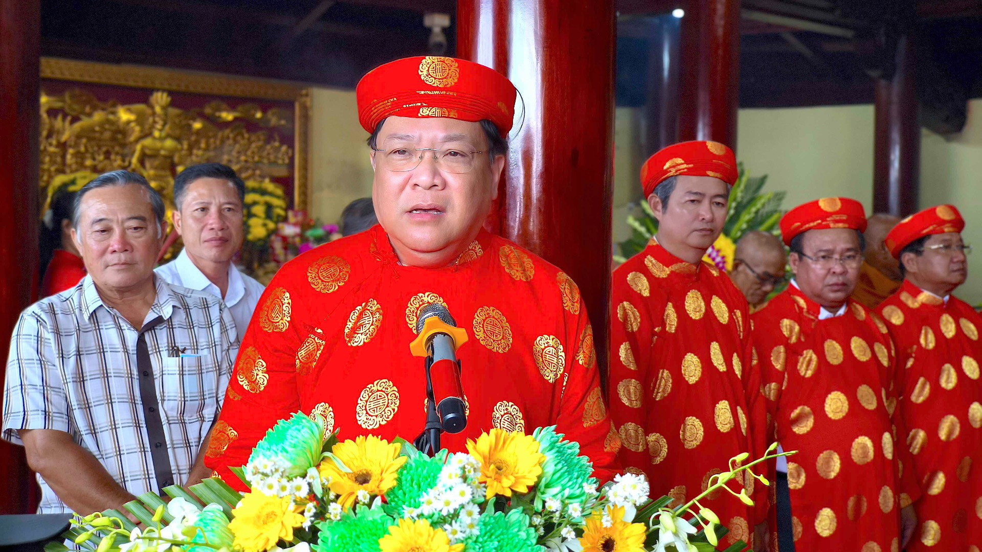 Chủ tịch Ủy ban nhân dân tỉnh Cà Mau Phạm Thành Ngại đọc lời khấn nguyện và hứa hẹn trước Đền thờ Đức Quốc Tổ Lạc Long Quân.