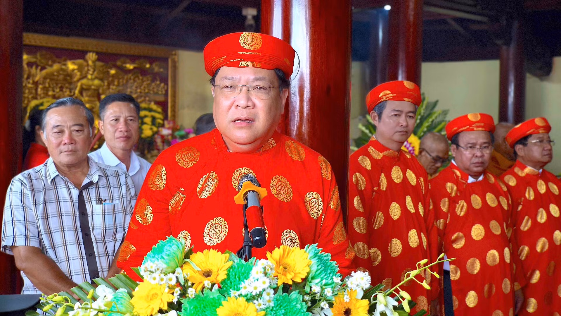 Chủ tịch Ủy ban nhân dân tỉnh Cà Mau Phạm Thành Ngại đọc lời khấn nguyện và hứa hẹn trước Đền thờ Đức Quốc Tổ Lạc Long Quân.