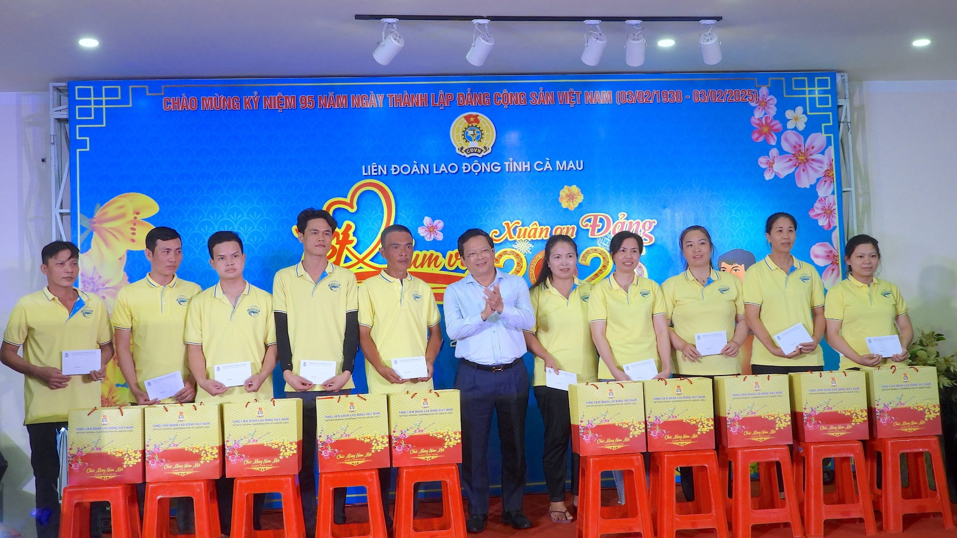 Phó Bí thư Thường trực Tỉnh ủy Cà Mau Nguyễn Đức Hiển trao tặng quà Tết công nhân và người lao động tỉnh Cà Mau.