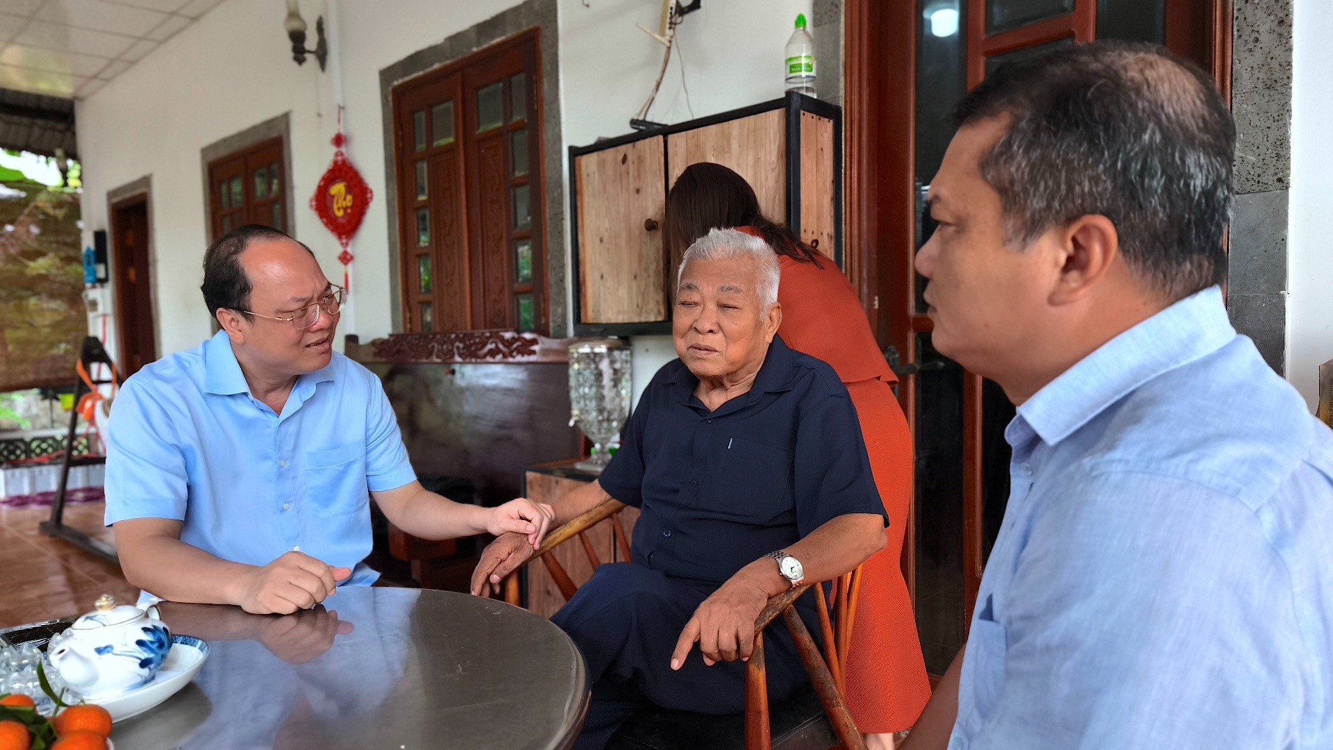 Bí thư Tỉnh ủy Cà Mau Nguyễn Hồ Hải (bìa trái) thăm hỏi, chúc Tết đồng chí Đặng Thành Học, nguyên Ủy viên Trung ương Đảng, nguyên Bí thư Tỉnh uỷ Cà Mau.