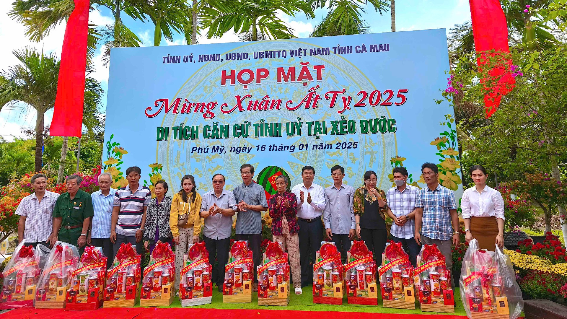 Bí thư Tỉnh ủy Cà Mau Nguyễn Tiến Hải trao tặng quà Tết cho nhân dân, gia đình người có công vùng căn cứ cách mạng Xẻo Đước.