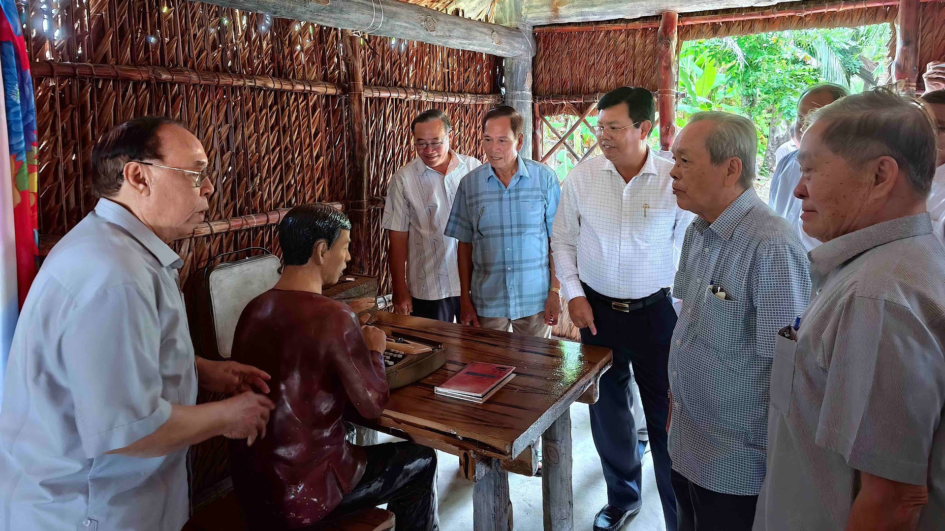 Bí thư Tỉnh ủy Cà Mau Nguyễn Tiến Hải cùng các đồng chí nguyên là lãnh đạo tỉnh thăm lại các khu vực một thời là nơi sinh hoạt, làm việc trong kháng chiến tại Xẻo Đước.