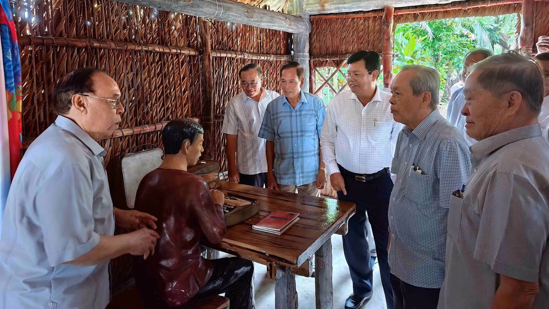 Bí thư Tỉnh ủy Cà Mau Nguyễn Tiến Hải cùng các đồng chí nguyên là lãnh đạo tỉnh thăm lại các khu vực một thời là nơi sinh hoạt, làm việc trong kháng chiến tại Xẻo Đước.