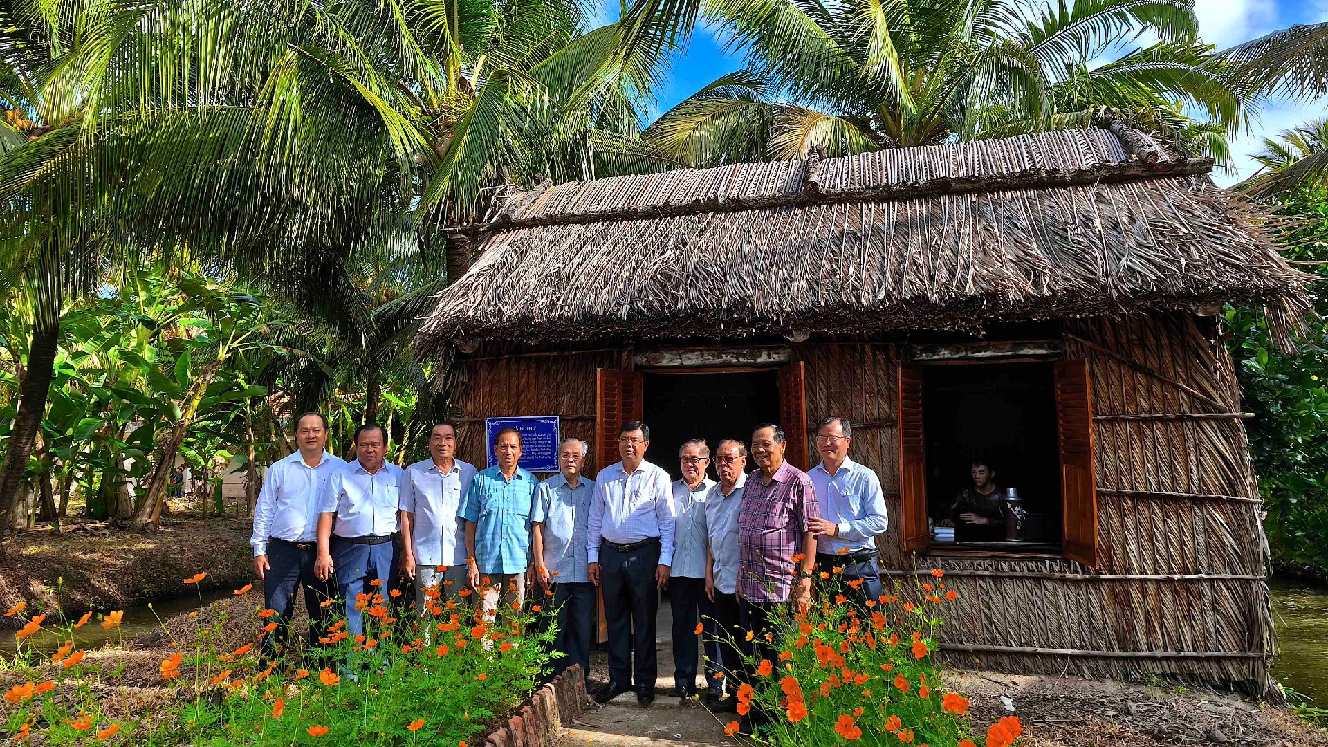 Bí thư Tỉnh ủy Cà Mau Nguyễn Tiến Hải (thứ 5 từ phải qua) cùng các đồng chí nguyên là lãnh đạo tỉnh thăm lại các khu vực một thời là nơi sinh hoạt, làm việc trong kháng chiến tại Xẻo Đước.