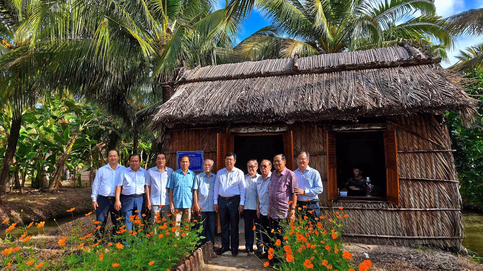 Bí thư Tỉnh ủy Cà Mau Nguyễn Tiến Hải (thứ 5 từ phải qua) cùng các đồng chí nguyên là lãnh đạo tỉnh thăm lại các khu vực một thời là nơi sinh hoạt, làm việc trong kháng chiến tại Xẻo Đước.