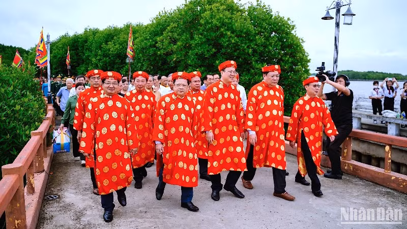 Đoàn lãnh đạo tỉnh Cà Mau di chuyển vào khu vực Đền Đức Quốc Tổ Lạc Long Quân.