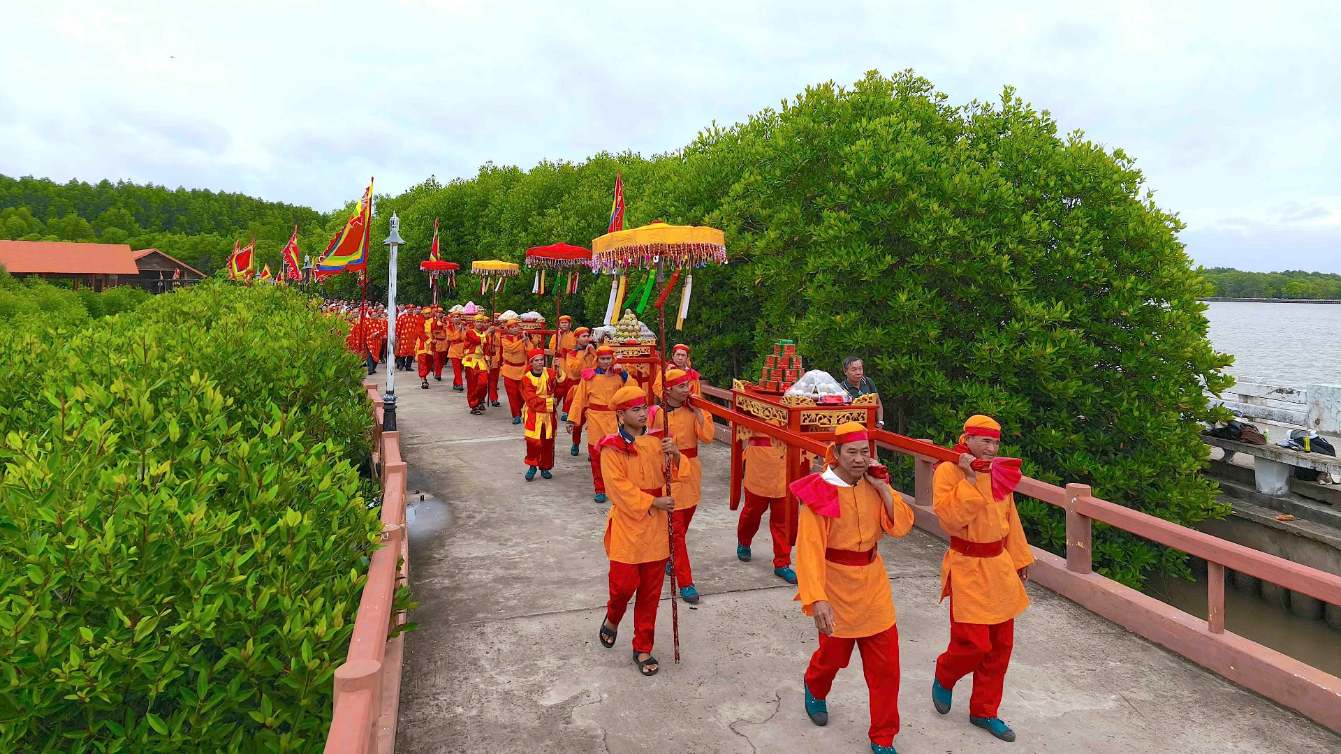 Các địa phương trong tỉnh Cà Mau dâng các đặc sản địa phương dịp tri ân Đức Quốc Tổ.