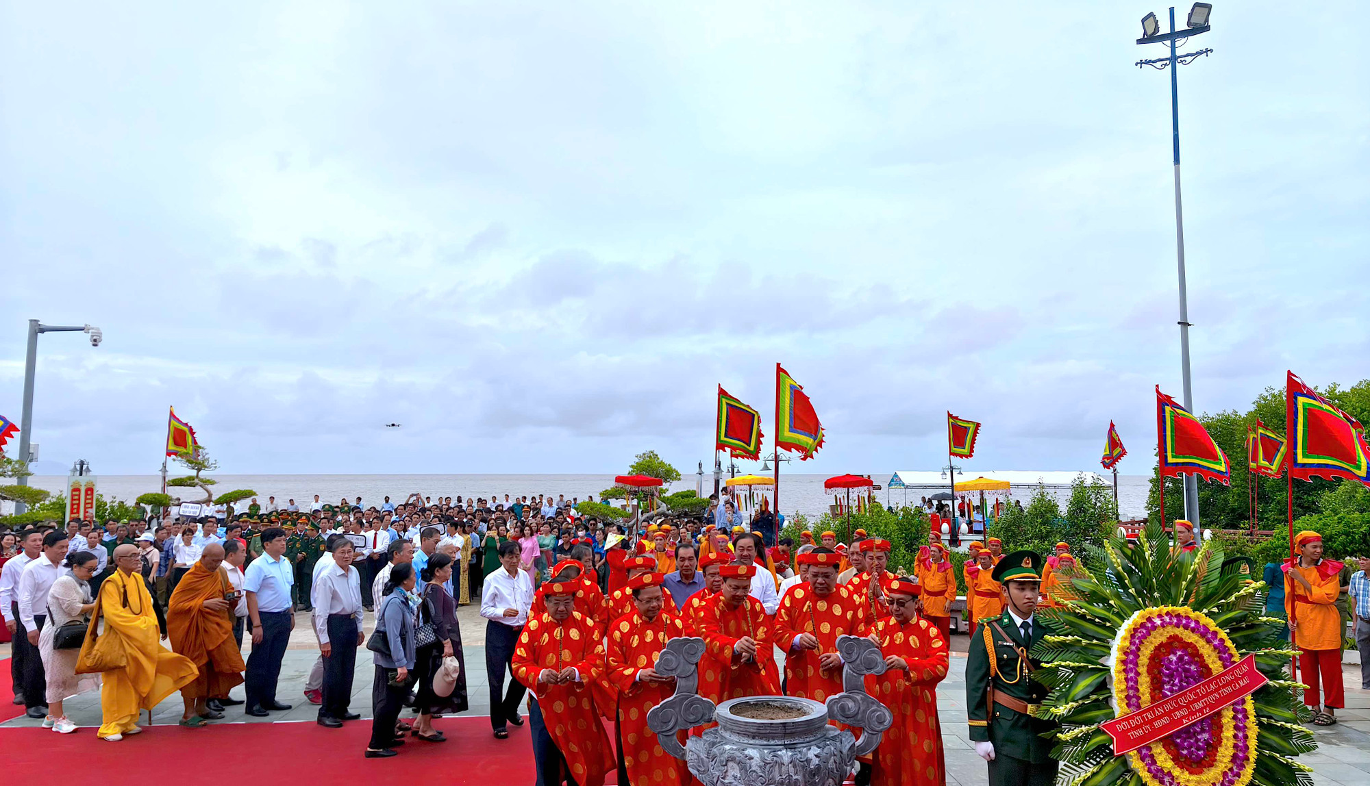 Lãnh đạo tỉnh Cà Mau và đông đảo quần chúng, nhân dân đến dâng hoa, dâng hương tri ân tại Đền Đức Quốc Tổ Lạc Long Quân.