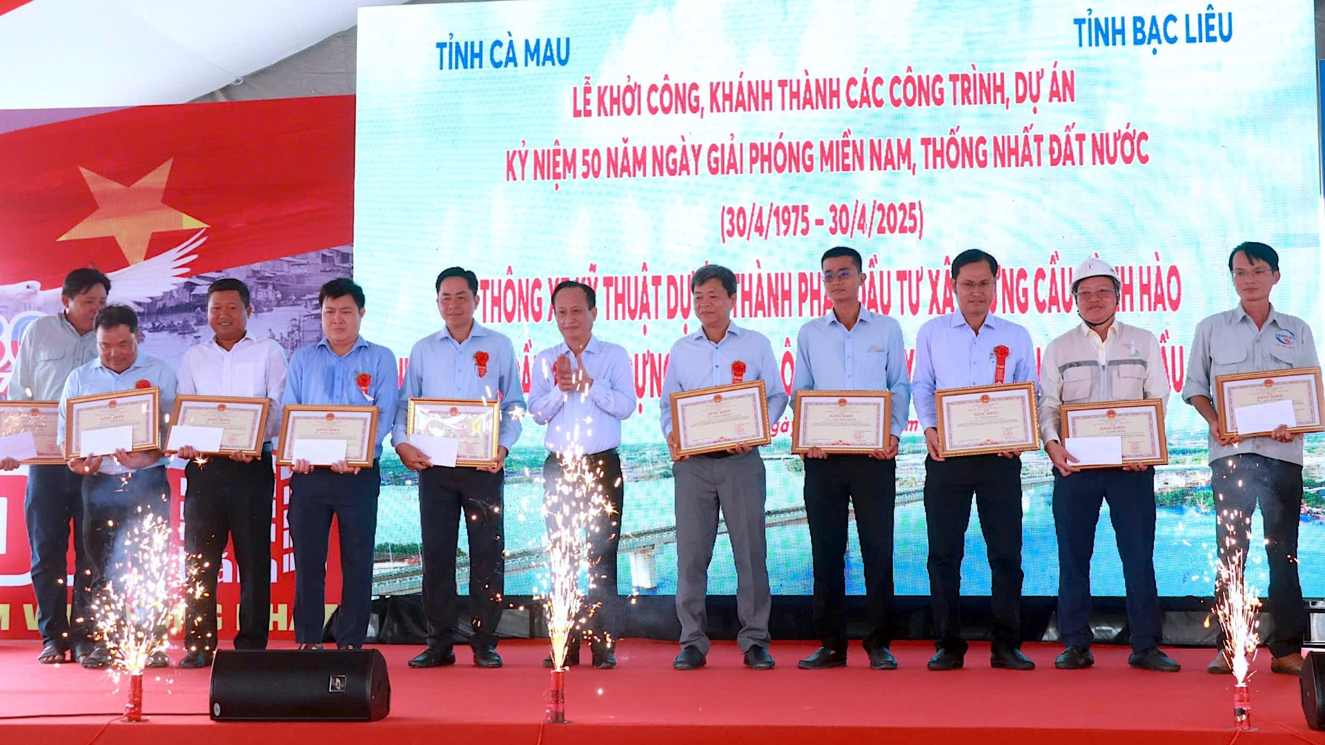 Tặng bằng khen cho các tập thể và cá nhân có đóng góp tích cực trong việc giúp công trình xây dựng cầu Gành Hào hoàn thành đúng tiến độ. Tặng bằng khen cho các tập thể và cá nhân có đóng góp tích cực trong việc giúp công trình xây dựng cầu Gành Hào hoàn thành đúng tiến độ.